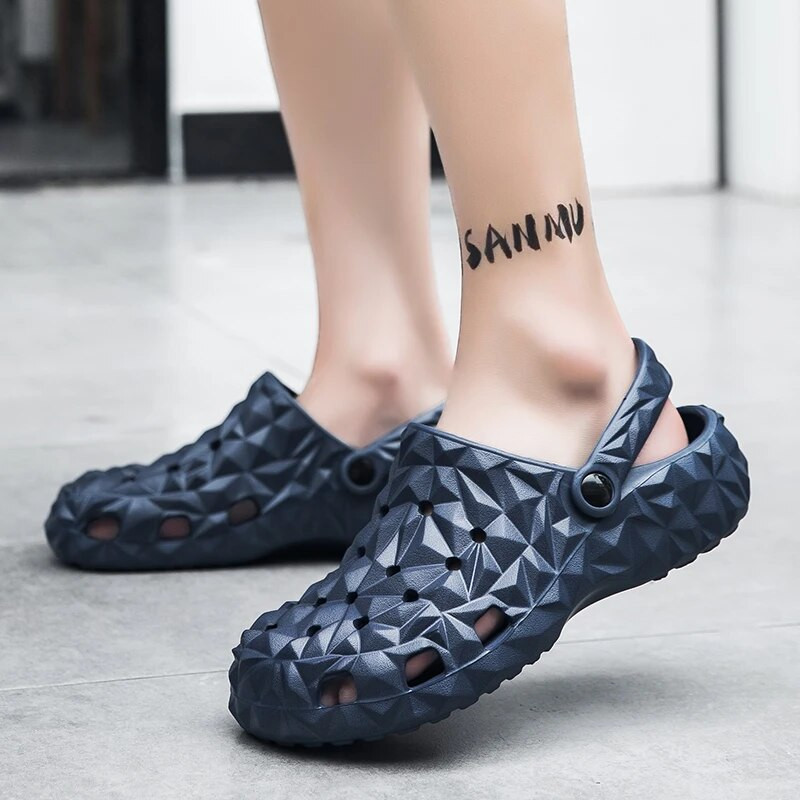 Vasaras vīriešu sandales Čības āra pludmales modes ērtas, mīkstas koka tupeles Dizains dārza apavi Vīriešu ikdienas apavi Vīriešu pludmales sandales