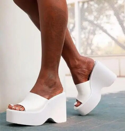 luxus nyári női új vastag talpú fehér magassarkú szandál női lejtős sarok szögletes orrú papucs méretű papucs