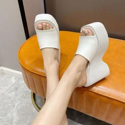 luxus nyári női új vastag talpú fehér magassarkú szandál női lejtős sarok szögletes orrú papucs méretű papucs
