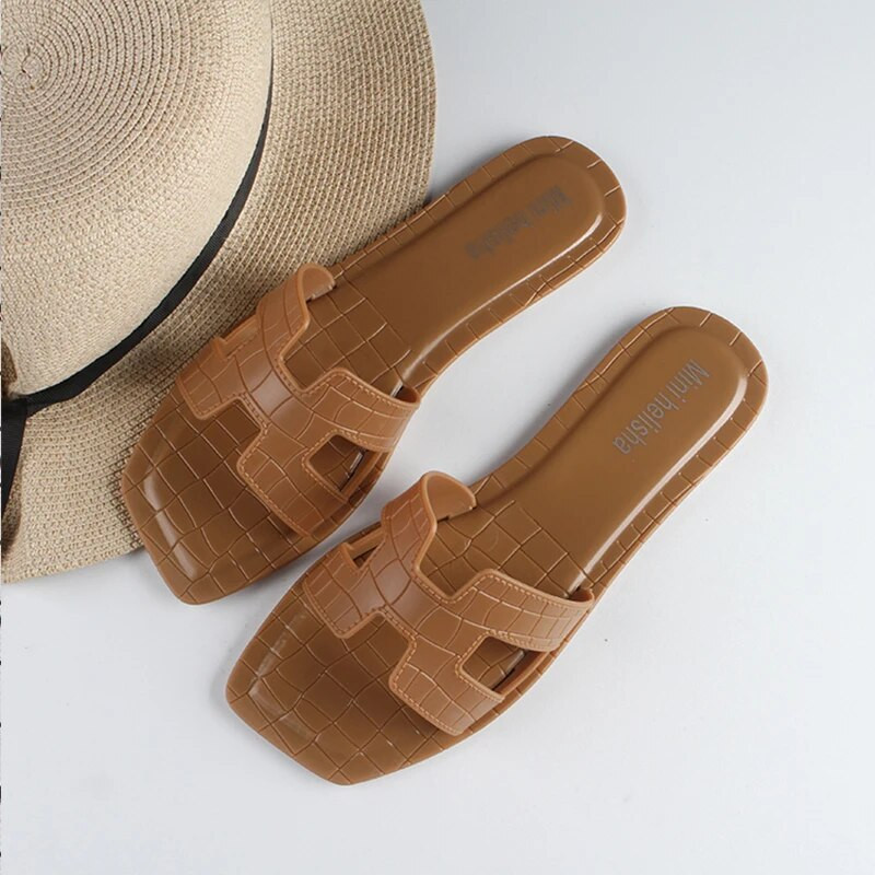 Női PVC papucsot viselnek kint a nyáron Új otthon Divat Square Head Plaids Lapos szabadidős strandpapucs