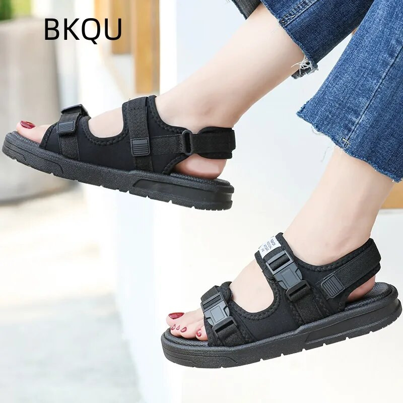 Férfi nyári szandálok, lapos sarkú, légáteresztő, ifjúsági trend összhangú, kényelmes, vízálló, csúszásmentes, könnyű nyári főnadrág