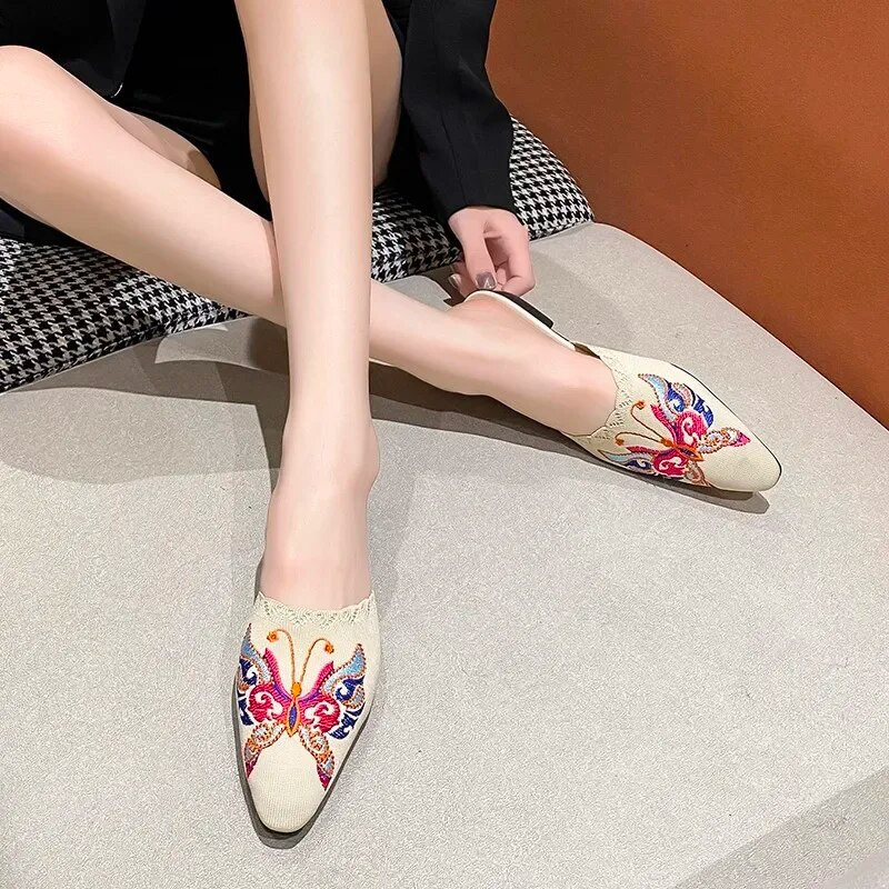 2024. gada izšūšana ar ziediem apavi Sieviešu čības ar smailiem purngaliem, zīda mūļi, sieviete, zemi papēži, slaidi, plakanas sandales Sieviešu čības ārpus Pantuflas