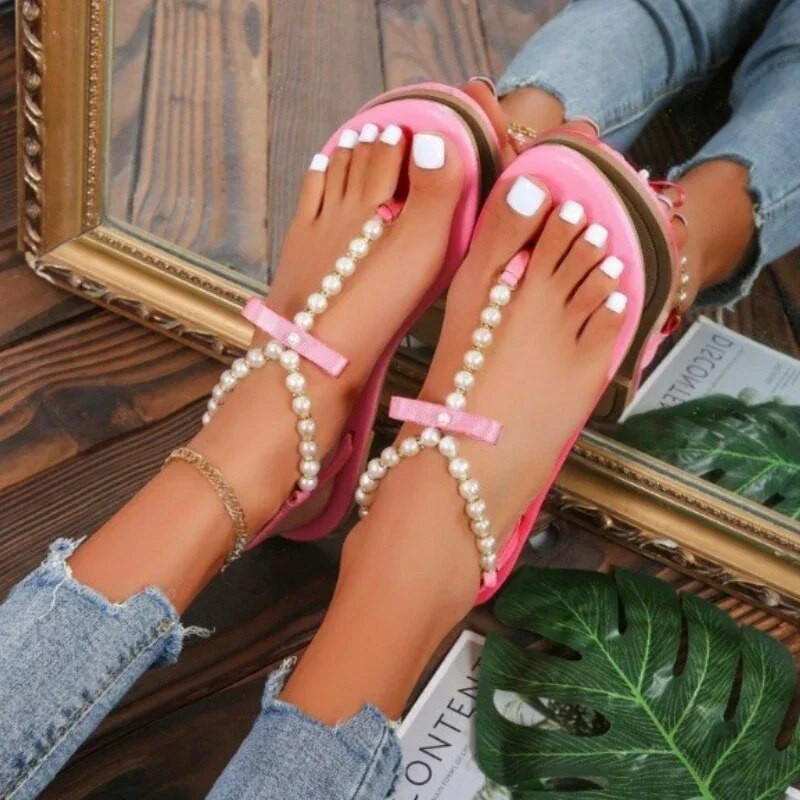 Női strandpapucsok női kültéri lapos alsó szandálok 2024 kényelmes női cipők új nyári édes csíptetős gyöngyfűző cipők