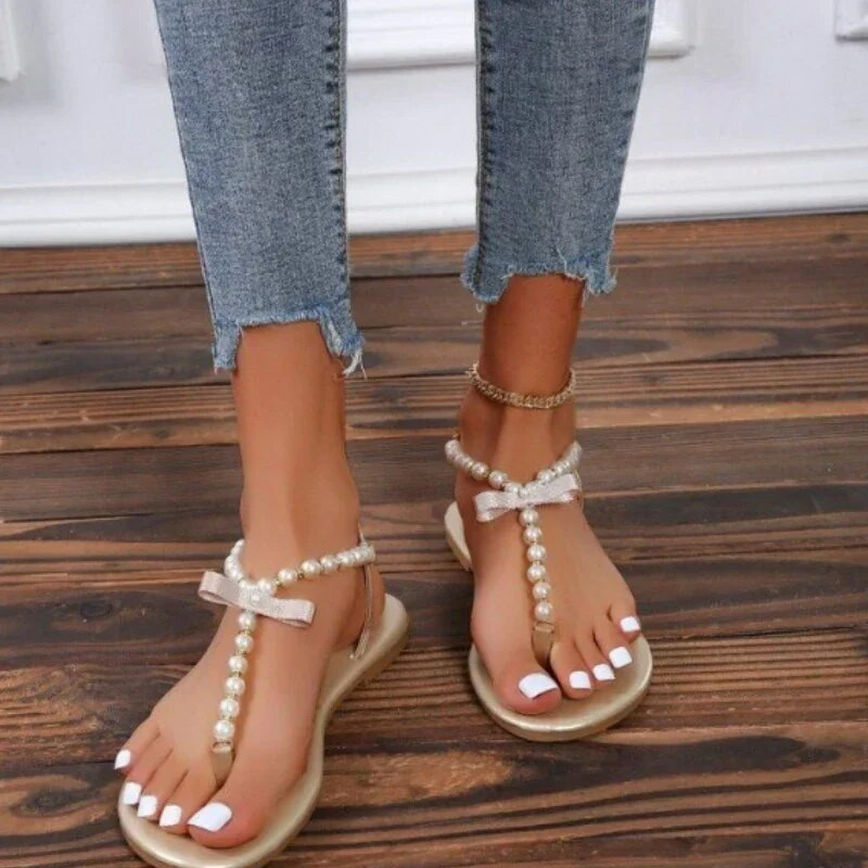 Női strandpapucsok női kültéri lapos alsó szandálok 2024 kényelmes női cipők új nyári édes csíptetős gyöngyfűző cipők