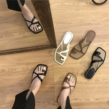 Сандали Дамски летни нови 2023 г. Корейска версия Джапанки с щипка за пръсти Модни плоски плоски ежедневни сандали с нехлъзгане Дамски плажни мулета