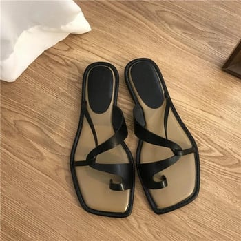 Сандали Дамски летни нови 2023 г. Корейска версия Джапанки с щипка за пръсти Модни плоски плоски ежедневни сандали с нехлъзгане Дамски плажни мулета