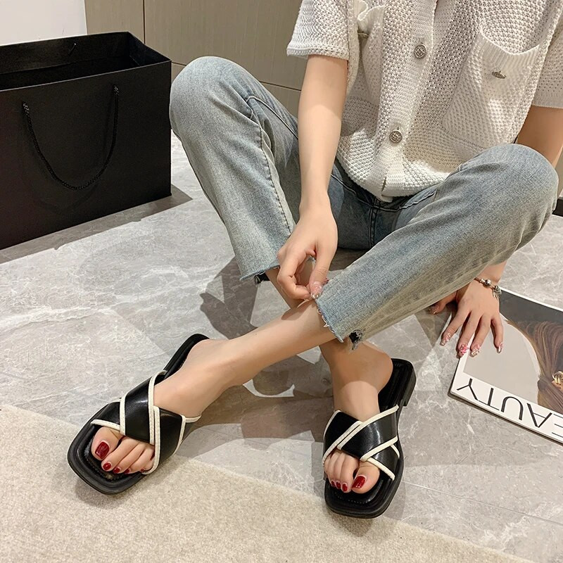 Szilárd, alacsony sarkú pu papucs nőknek 2024 új, forró akció divat nyári női cipők négyszögletes sarkú gumi női papucs Zapatos