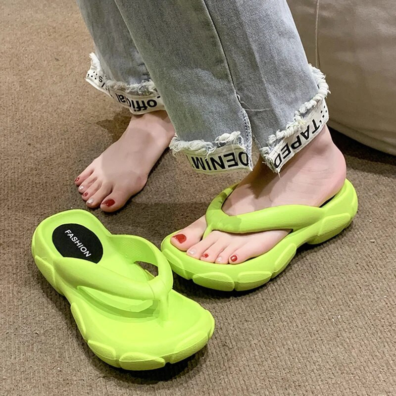 Új divatos platform papucsok, női, 2023. nyár, vastag talpú, csúszásmentes strandpapucs női márka, tervező, csíptetős lábujj ékszandál