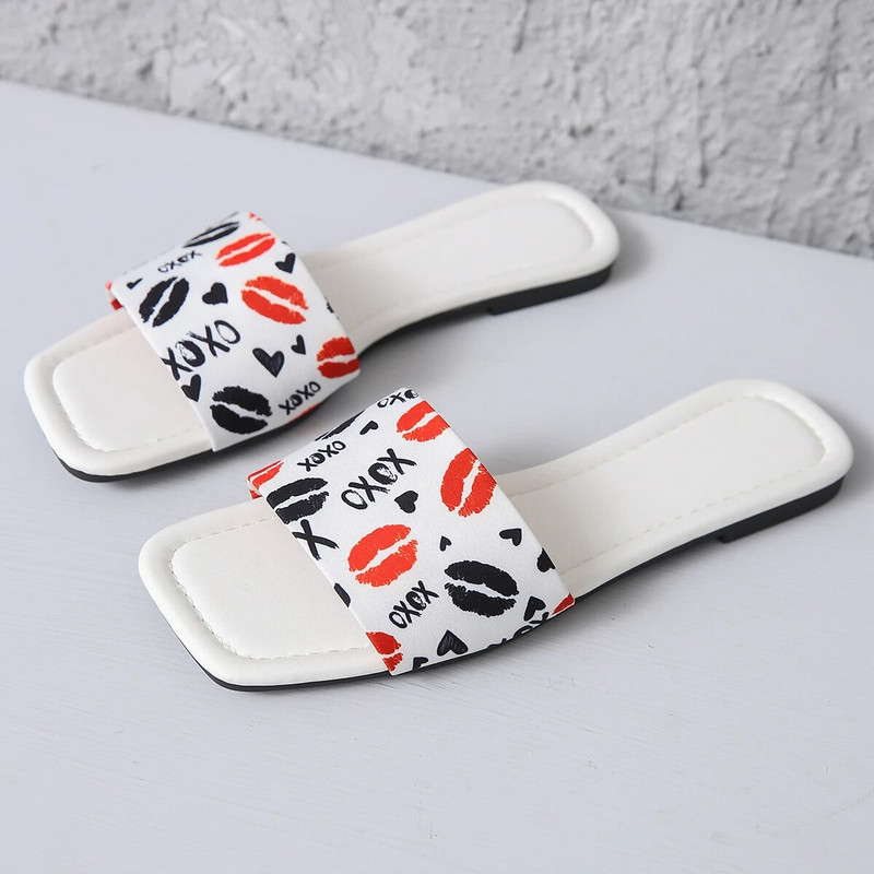 2024-es szandálok új graffiti minta női család lapos alsó papucs női otthoni csúszásgátló haj Divat nyitó szandál női