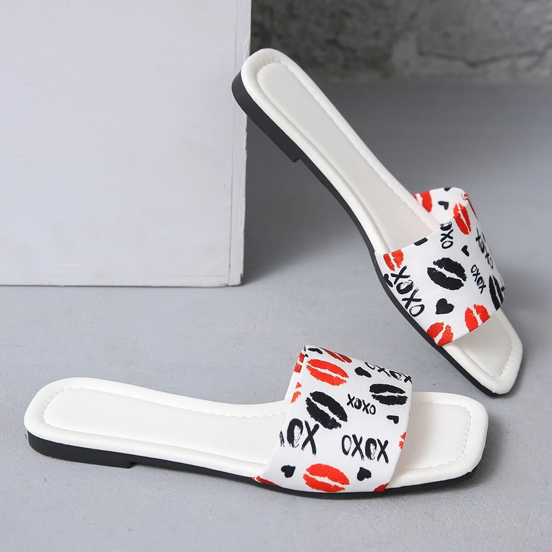 2024-es szandálok új graffiti minta női család lapos alsó papucs női otthoni csúszásgátló haj Divat nyitó szandál női