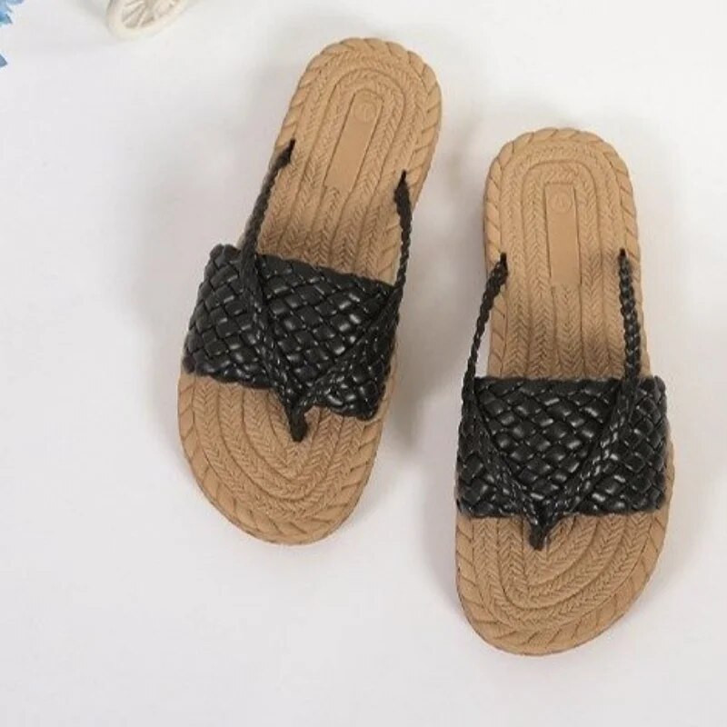 2023 nyár, új női csíptetős papucs Retro szövésű könnyű, csúszásmentes lapos cipő Alkalmi bőr, felbújós strand papucs