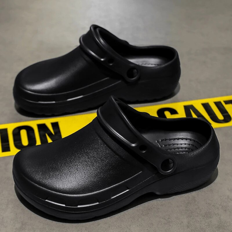 Nyári férfi szandálok alkalmi papucsok vízálló olajálló nővér szakácscipők légáteresztő könnyű kerti szandálok strand vízi cipők