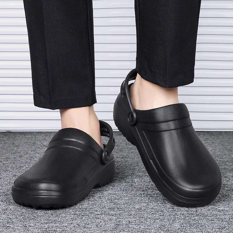 Nyári férfi szandálok alkalmi papucsok vízálló olajálló nővér szakácscipők légáteresztő könnyű kerti szandálok strand vízi cipők