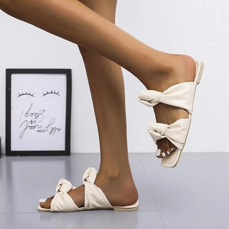 Pillangócsomós cipők nyári klumpák női női papucsok nagy méretű csúszdák Low Beach 2023 PU szövetbotrányok alap pillangócsomós