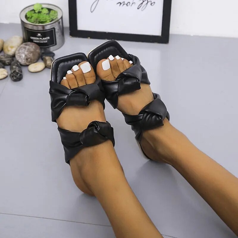 Pillangócsomós cipők nyári klumpák női női papucsok nagy méretű csúszdák Low Beach 2023 PU szövetbotrányok alap pillangócsomós