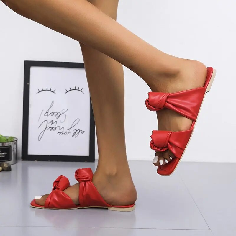 Pillangócsomós cipők nyári klumpák női női papucsok nagy méretű csúszdák Low Beach 2023 PU szövetbotrányok alap pillangócsomós