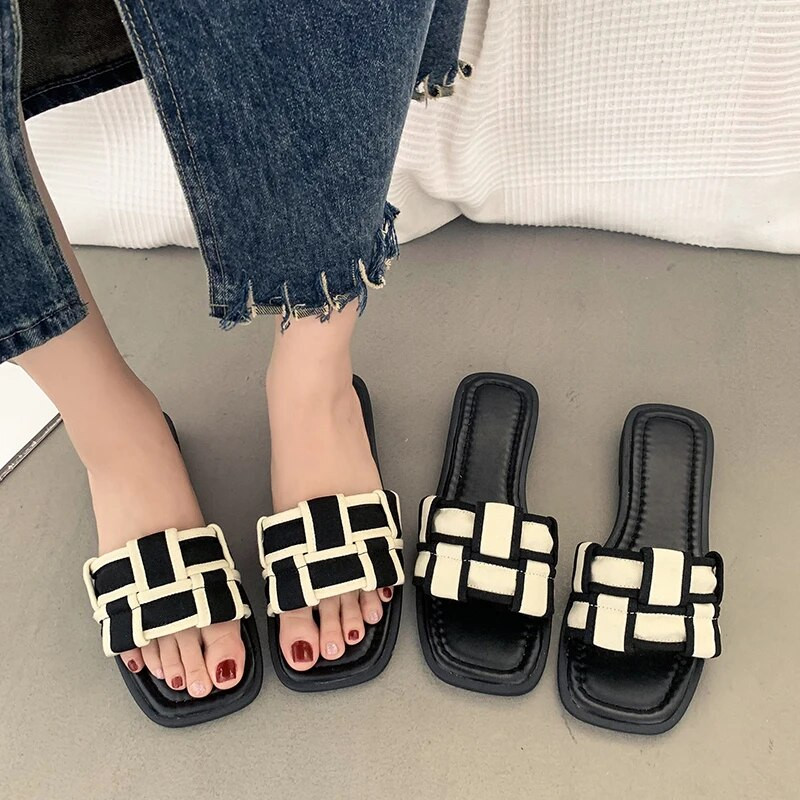 2024. gada vasara, jaunas sieviešu čības ar plakanu apakšu Modes sieviešu apavi ar kvadrātveida rūtainu purngalu sieviešu apavi brīvā dabā brīvā laika pavadīšanai pludmalē