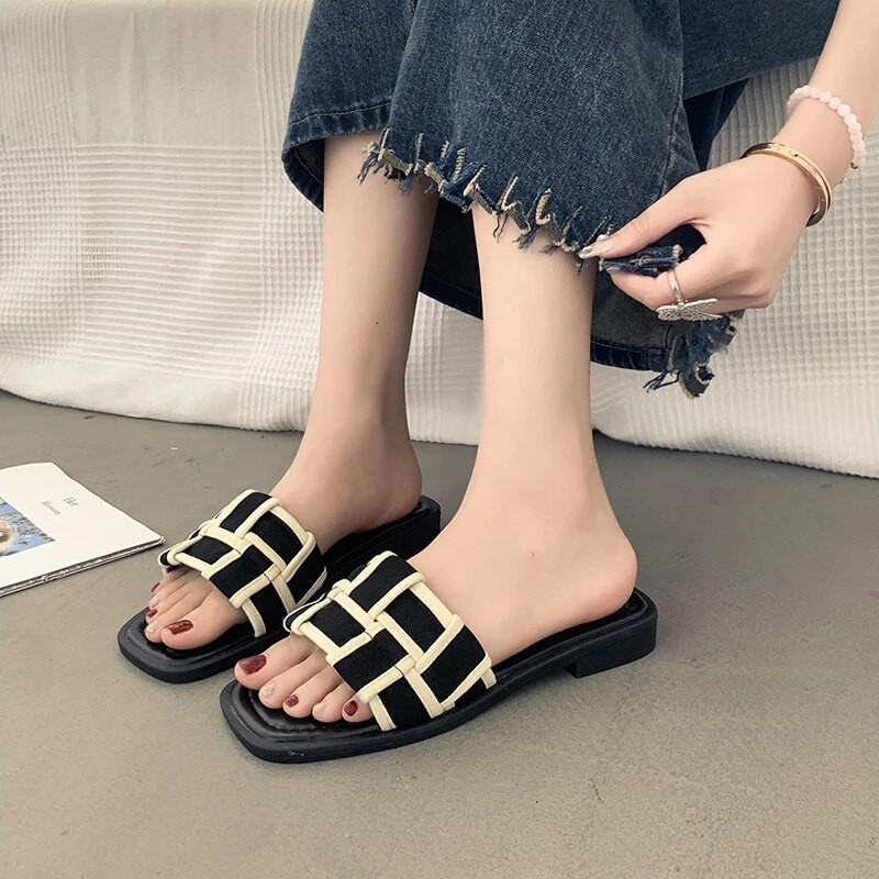 2024. gada vasara, jaunas sieviešu čības ar plakanu apakšu Modes sieviešu apavi ar kvadrātveida rūtainu purngalu sieviešu apavi brīvā dabā brīvā laika pavadīšanai pludmalē