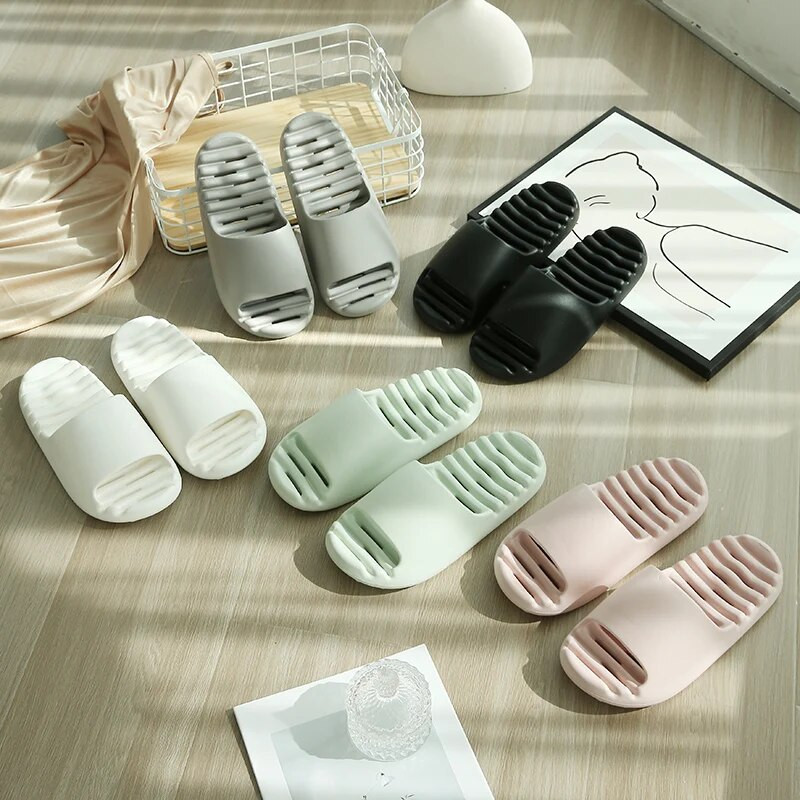 Új nyári gyorsan száradó szivárgó kopás fürdéshez Férfi Női Csúszásmentes Puha Fürdőszoba Vágott papucs Női Otthoni Flip Flop