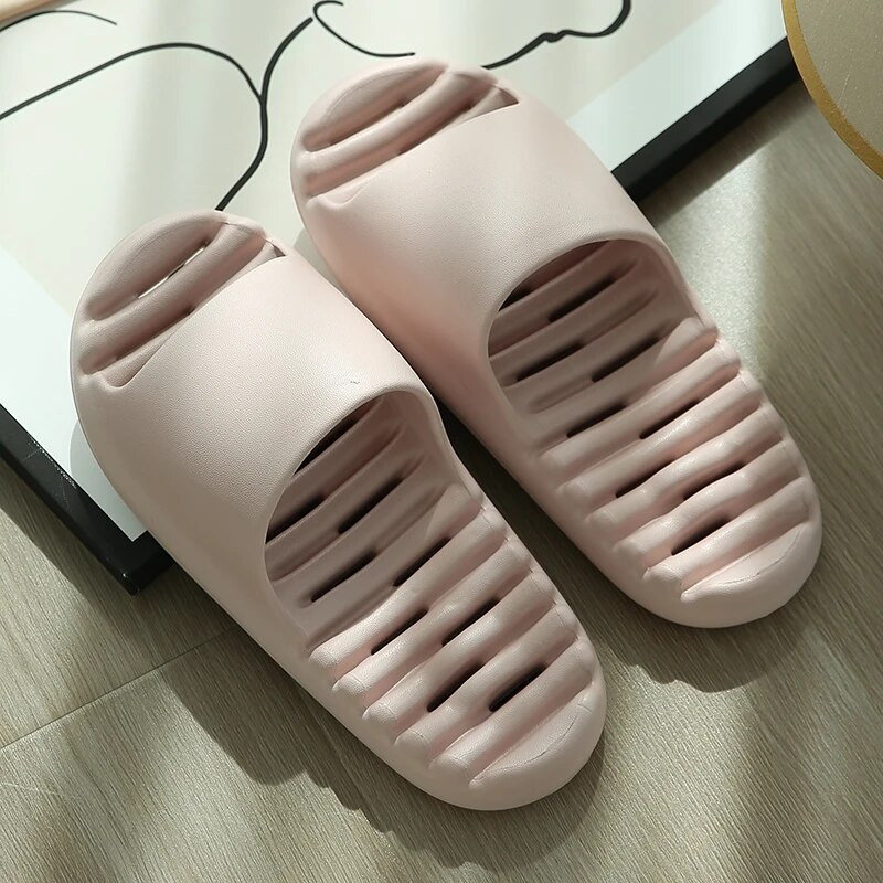 Új nyári gyorsan száradó szivárgó kopás fürdéshez Férfi Női Csúszásmentes Puha Fürdőszoba Vágott papucs Női Otthoni Flip Flop