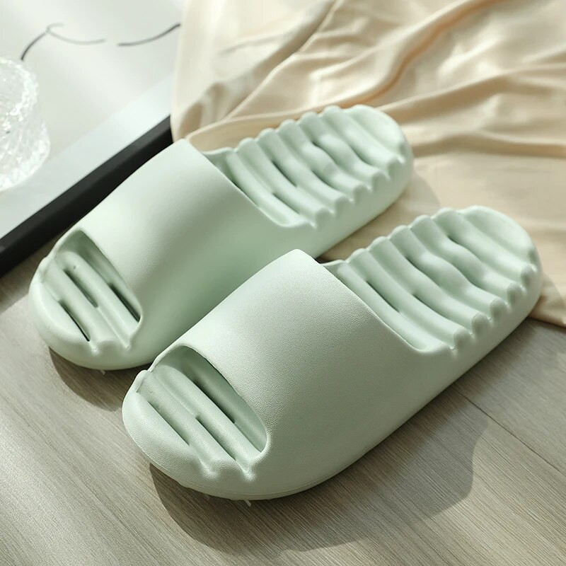 Új nyári gyorsan száradó szivárgó kopás fürdéshez Férfi Női Csúszásmentes Puha Fürdőszoba Vágott papucs Női Otthoni Flip Flop
