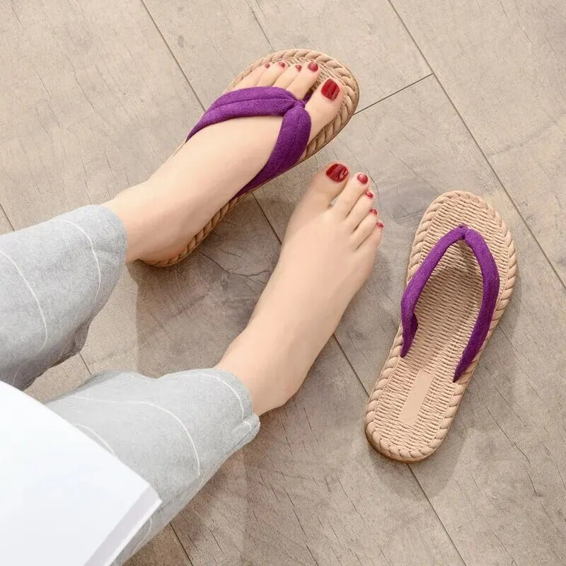 Täiskasvanutele mõeldud lamedad sussid naistele, rannas õues, pehme põhjaga, originaal kapsel, jalad, lahedad sussid kummituslikud jalatsid suvel