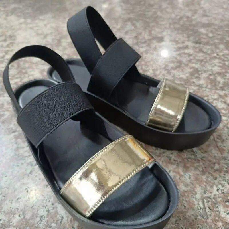 2024 új szandálok nyári platform cipők női strandon kívül papucsok férfi puha vastag talp csúszásmentes beltéri csúszdák hideg fekete