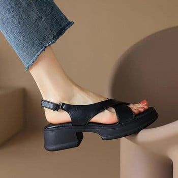 Пролет 2024 г. нови черни гигантски меки гигантски удобни мъфини с дебела основа прости модни увеличения Римски сандали жени