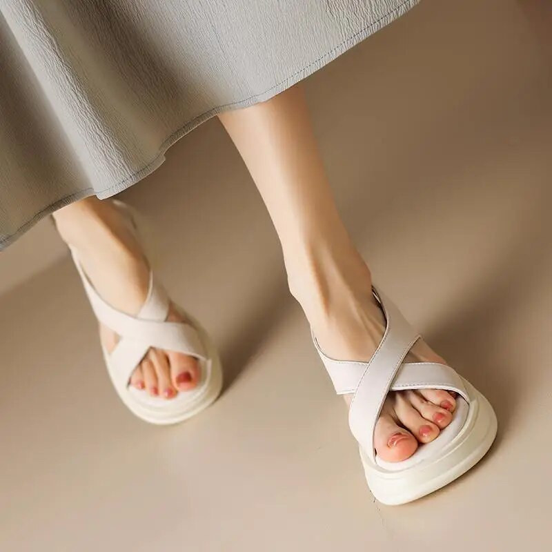 2024 tavaszán új fekete óriás puha óriás kényelmes muffin vastag alap egyszerű divatnövelés római szandál női