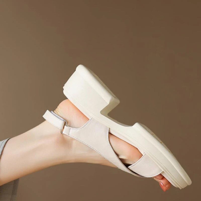 2024 tavaszán új fekete óriás puha óriás kényelmes muffin vastag alap egyszerű divatnövelés római szandál női