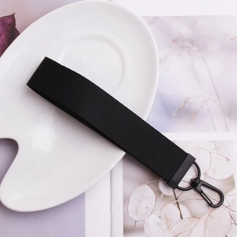 Lentes siksnas Rokas atslēgu piekariņš Cieta siksna Automašīnas atslēgu piekariņi Rokas plaukstas atslēgu turētājs Sieviešu štrope Meiteņu atslēgu soma Mobilais tālrunis