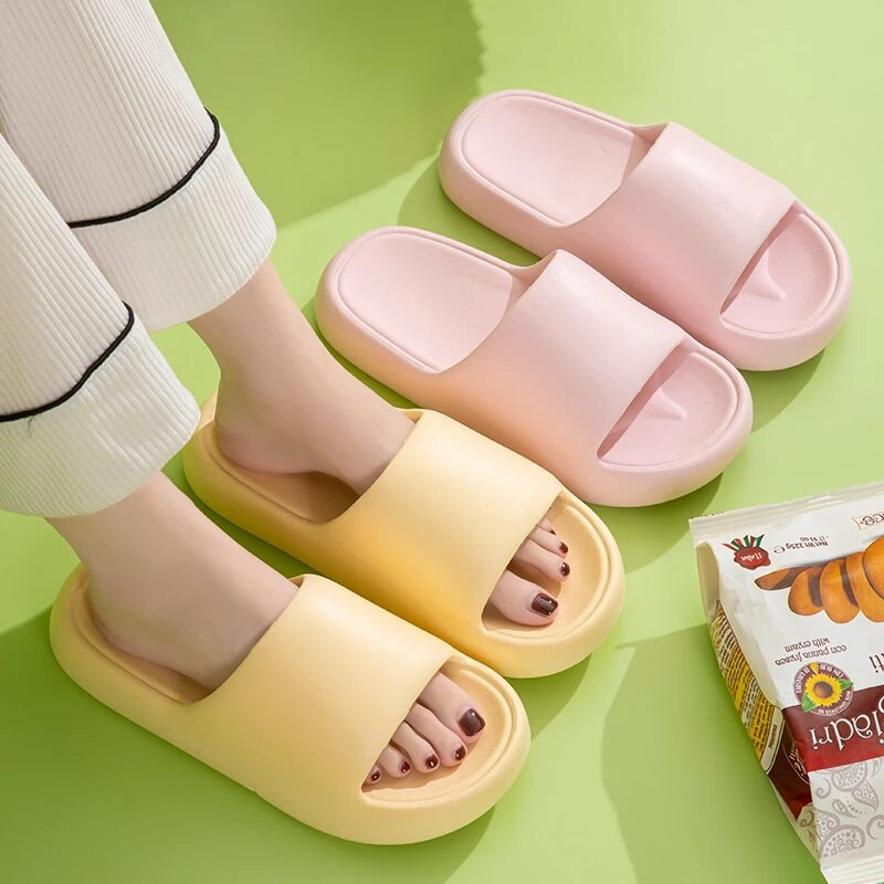 Jauni vasaras lakoti vienkrāsaini sieviešu apavi mājas apavi sievietēm Pāris omulīgi slaidi elastīgi mīkstas sandales Vīriešu čības iekštelpu čības