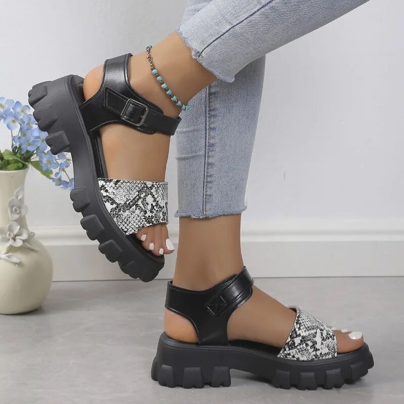 Vasaras elpojoši apavi Naktsklubs Mīkstas kažokādas siksnas Ikdienas apavi ar biezu zoli Forši biezi augstpapēžu kurpes Mīkstas zoles sandales platformas kurpes