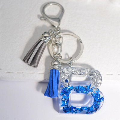 Radoši 26 burtu sveķu atslēgu piekariņi ar pušķi.