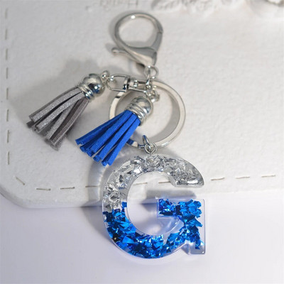 Radoši 26 burtu sveķu atslēgu piekariņi ar pušķi.