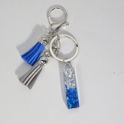 Radoši 26 burtu sveķu atslēgu piekariņi ar pušķi.