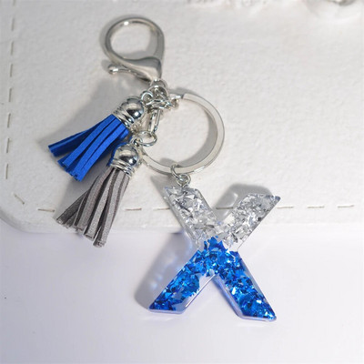 Radoši 26 burtu sveķu atslēgu piekariņi ar pušķi.