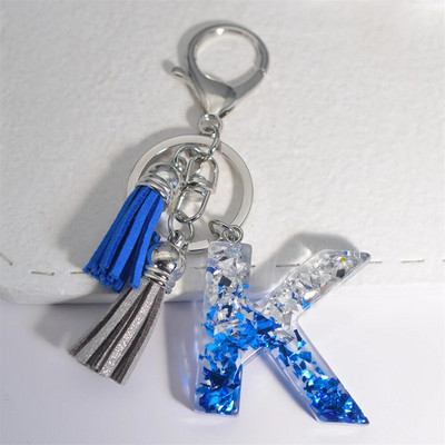 Radoši 26 burtu sveķu atslēgu piekariņi ar pušķi.