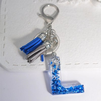 Radoši 26 burtu sveķu atslēgu piekariņi ar pušķi.