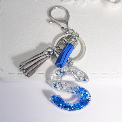 Radoši 26 burtu sveķu atslēgu piekariņi ar pušķi.