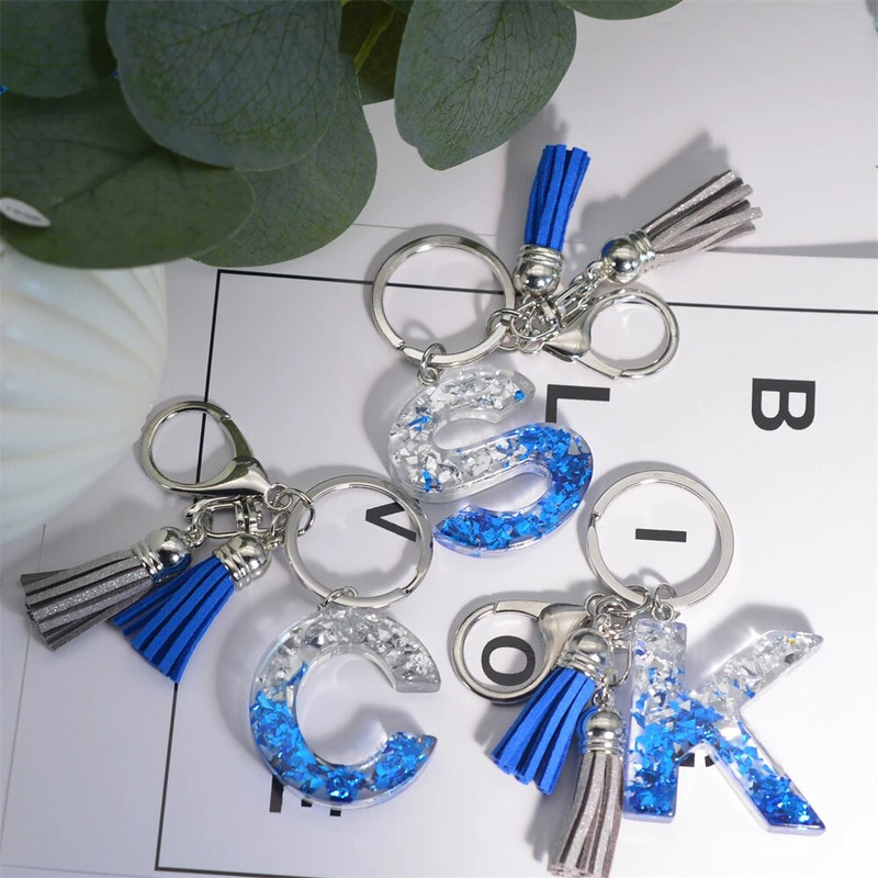 Radoši 26 burtu sveķu atslēgu piekariņi ar pušķi.