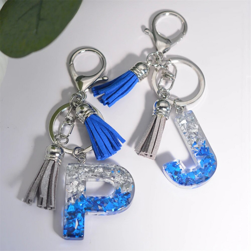 Radoši 26 burtu sveķu atslēgu piekariņi ar pušķi.