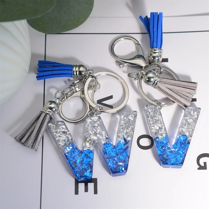 Radoši 26 burtu sveķu atslēgu piekariņi ar pušķi.