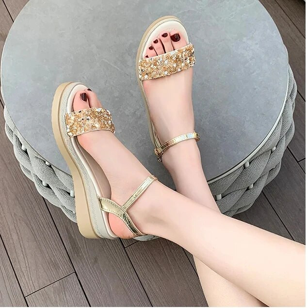 Sieviešu kristāla ķīļi sandales vidēji papēži apavi Pludmales vasaras platformas čības, 2024. gada atvērtas pirksta slaidas, mājīgas, greznas sieviešu čības