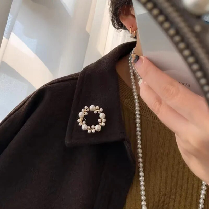 Trendy bijeli biserni kristalni cirkon cvjetni broš igle za žene djevojke vještački dijamant vijenac svadbeni nakit dar 2024.