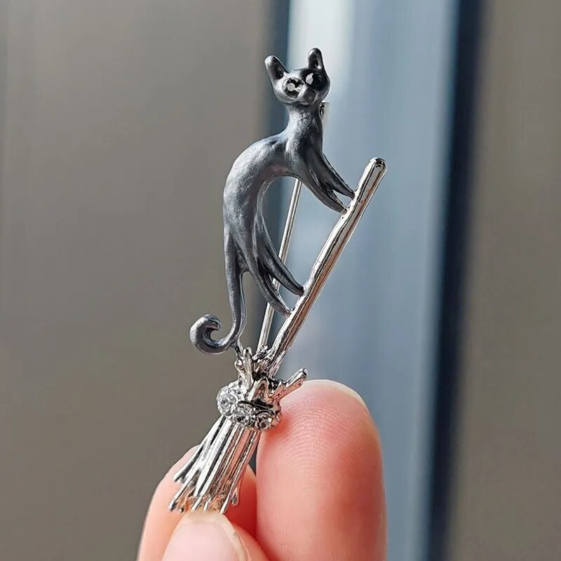 Creative Enamel Riding Magic Broomstick Καρφίτσες Γάτας για Γυναικείες Ανδρικές Μόδα Κινούμενα σχέδια Ζώων Αξεσουάρ Ρούχα Καρφίτσας Κοσμήματα