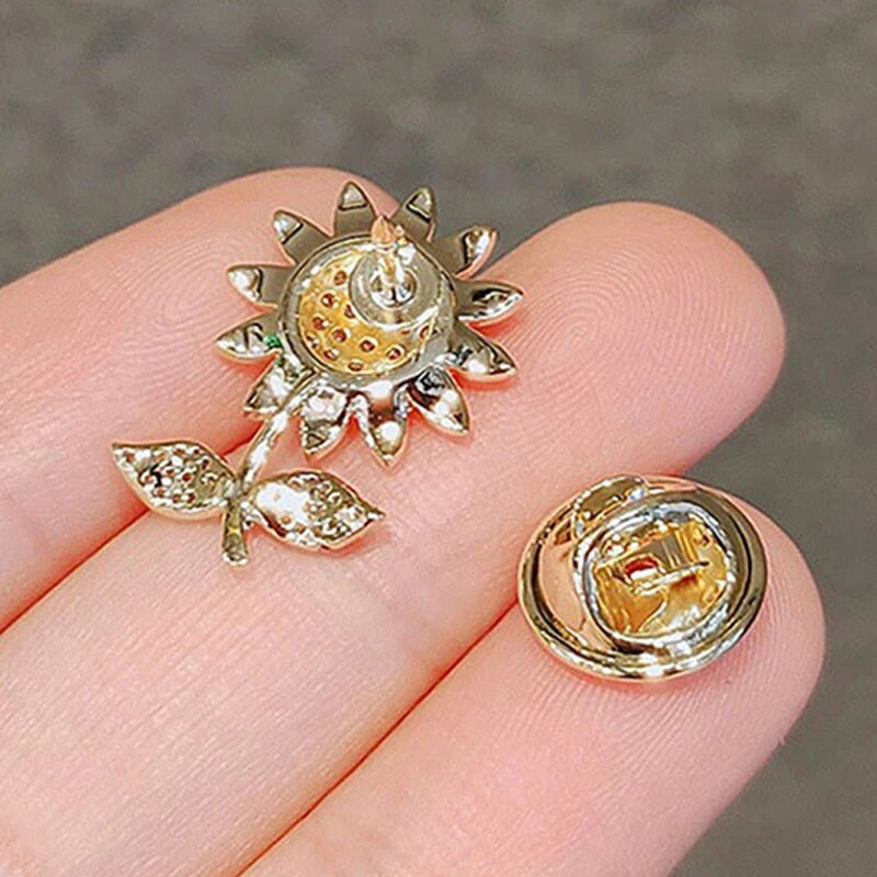 Kristāla jaukas trusis sirds ziedu kaķu saktas sievietēm Luksusa zelta krāsas sakausējums Dzīvnieku atloka piespraudes Pretspīduma apģērba aksesuāri