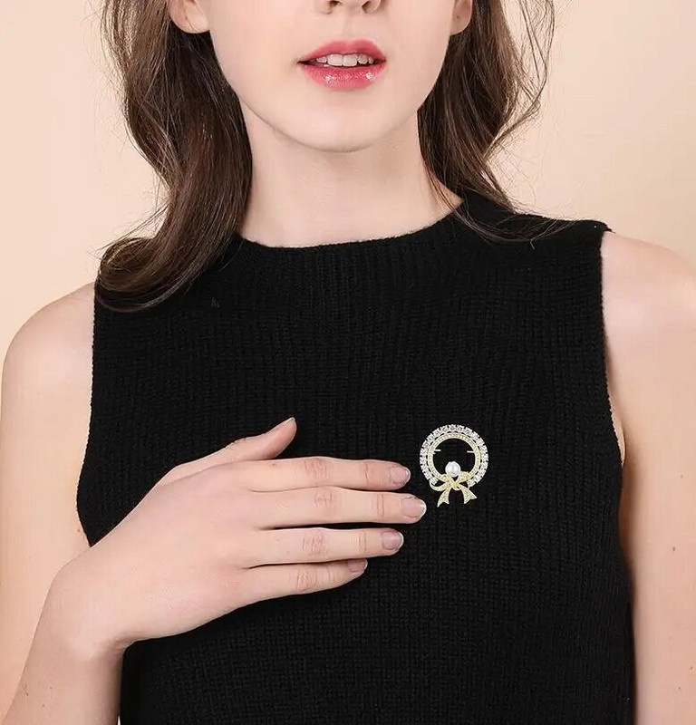 Sieviešu apaļas, baltas kristāla pērļu piespraudes piespraudes sievietēm Modes radošas greznas zelta krāsas sakausējuma saktas drošības adatas