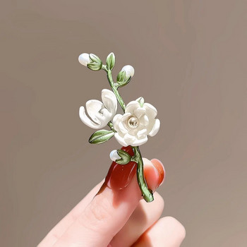 Rinhoo Модерна бяла емайлирана брошка с цвете на камелия за жени Елегантни мъниста от имитация на перли Пискюл Игли за ревери Значка с растения Бижута