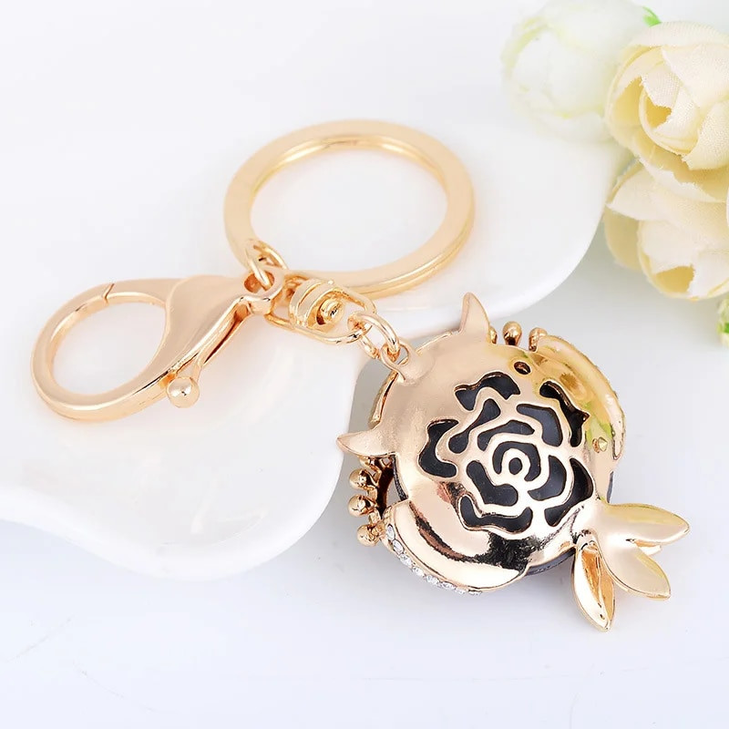 Modes liela kristāla pūce atslēgu piekariņš Rhinestone piekariņi Automašīnu atslēgu piekariņi Sieviešu turētāja soma Kulonu aksesuāri Dzīvnieku automašīnas atslēgu piekariņš